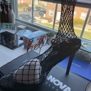Fishnet pump ( Fashion Nova )